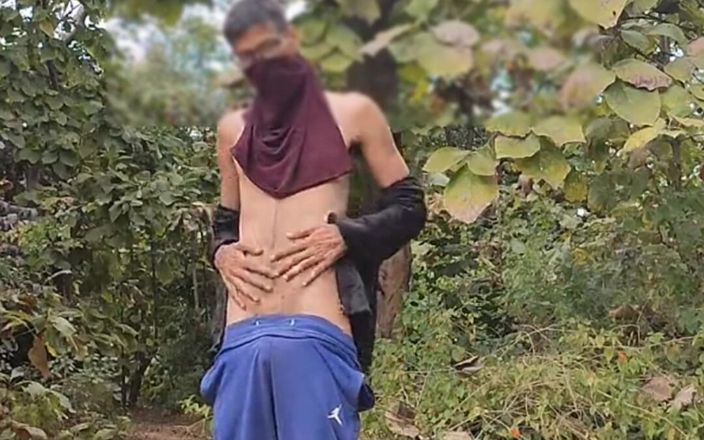 Tani: Masturbando em Bangalore público ao ar livre