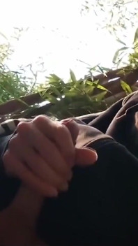 Je me fais prendre en train de me branler la bite en train de sortir de mon short très court, je l’attends parti, pour se branler à nouveau et éjaculer dans la nature