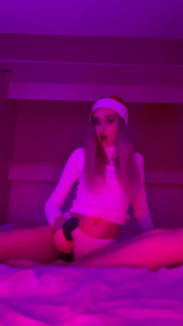 My bf cuckold: नए साल की सेक्सी लड़की बिना नग्न वाइब्रेटर के साथ खेलती है