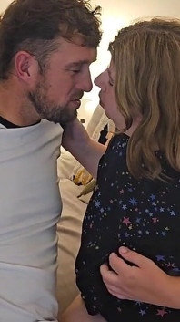 ¡Mis vecinos mayores la primera vez con un hombre! Ella pierde su virginidad