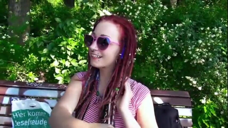 Magmafilm: Niemiecka Emo Dziewczyna Z Dredami I Kolczykami