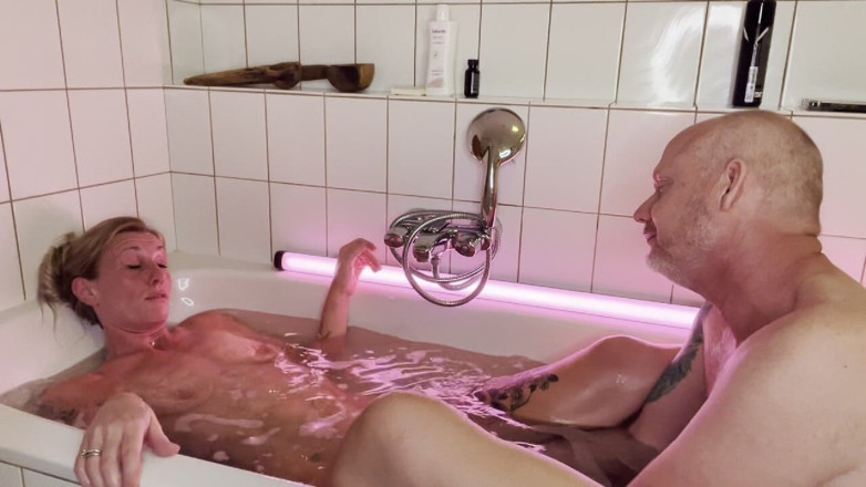 Mianins: Trio Fistfucking z blond mamuśką, gorącą latynoską i starcem