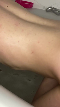 Sexe doux en levrette, ados dans le bain