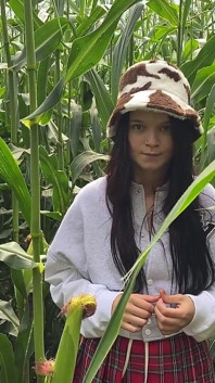 Ochranka chytí děvku v Cornfieldu a na místě jí dá lístek na kouření