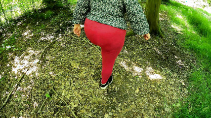 Bouncy Tits Action: Cewek sange ini lagi asik ngentot toket merah di lapangan...