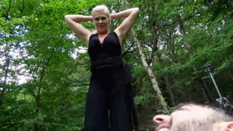 Deutschland porn: Německá amatérská MILFka s velkými prsy šuká venku na venkově