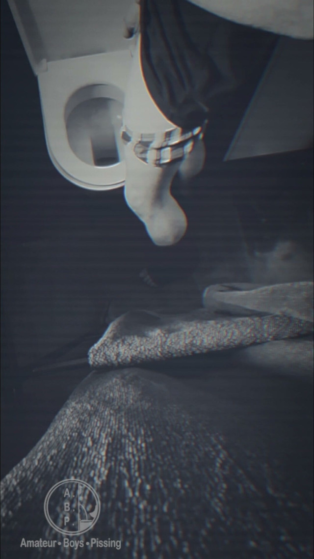 Flatmate Caught Peeing on Night Vision Cam (AmateurBoysPissing)