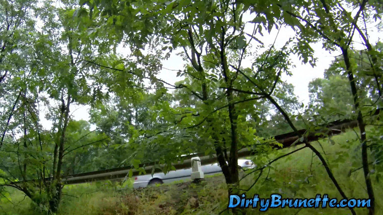 Dirty Brunette: Cachonda esposa chupando polla al aire libre