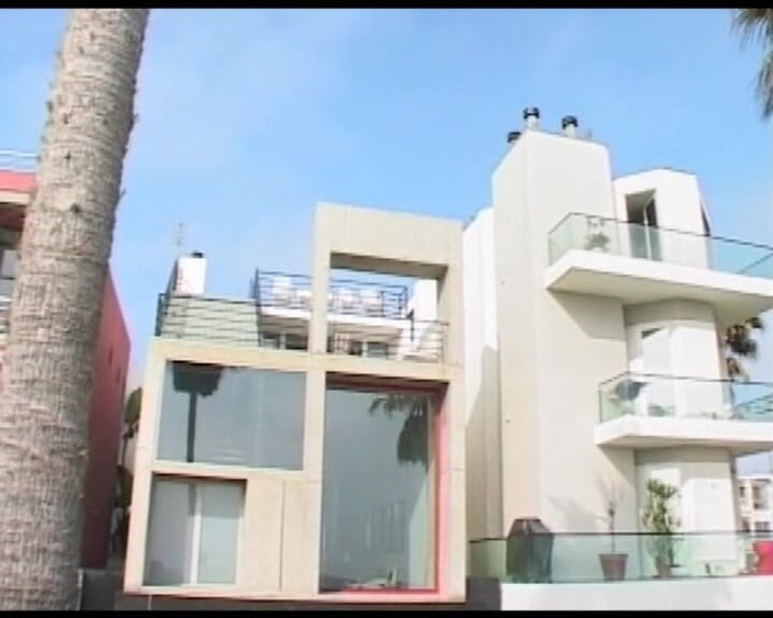 Golden-X-Tapes: Соблазнительная фут-фетиш-игра с блондинкой и крошками-брюнетками