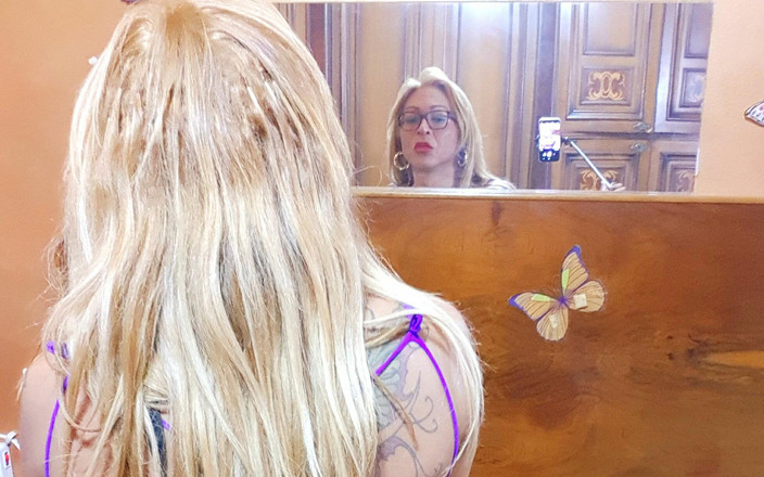 Jade trans: Trans jade in verlangen schießt einen handjob