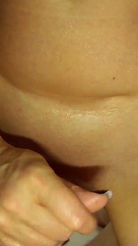 Handjob, abspritzen auf geile natürliche titten