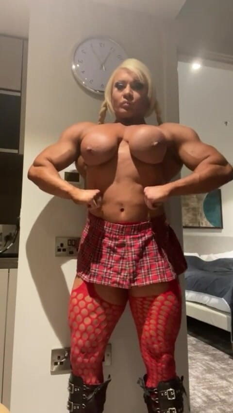 Lisa Cross: Permainan kelentit besar yang elegan