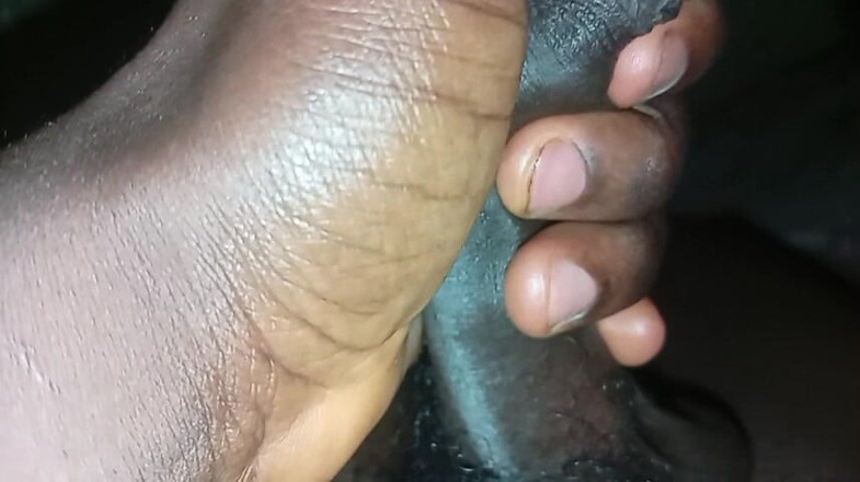 Africatrans: Ebony TS chlápek velký penis kouří.