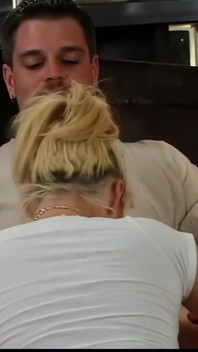 Sânii uriași și sublimi ai unei tinere blonde care caută orgasmul