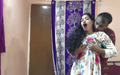 Sexo pela primeira vez minha namorada da faculdade vem à minha casa e fode indiana