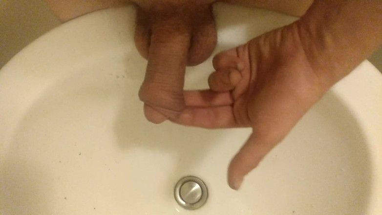 LilTaste: Orinando en mi mano, en un fregadero