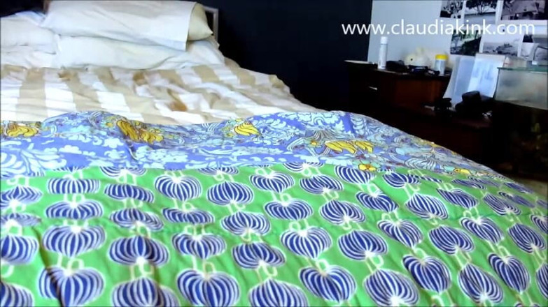 Claudia Kink: Culo guiñando un ojo y provocando en una falda negra...