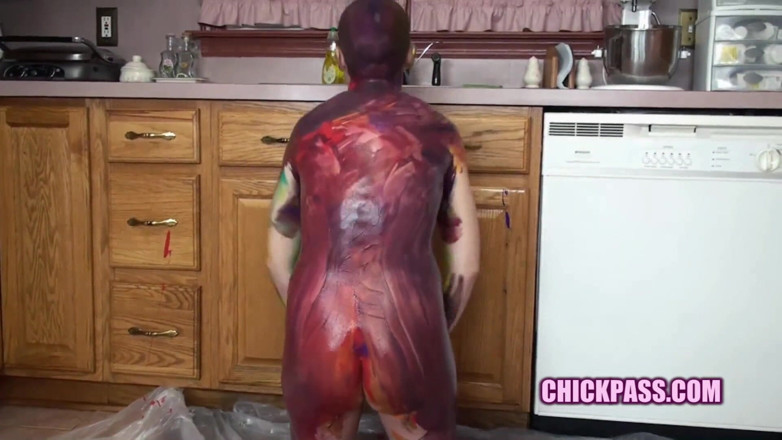 ChickPass Amateurs: Bald chick Shelly paints her naked body