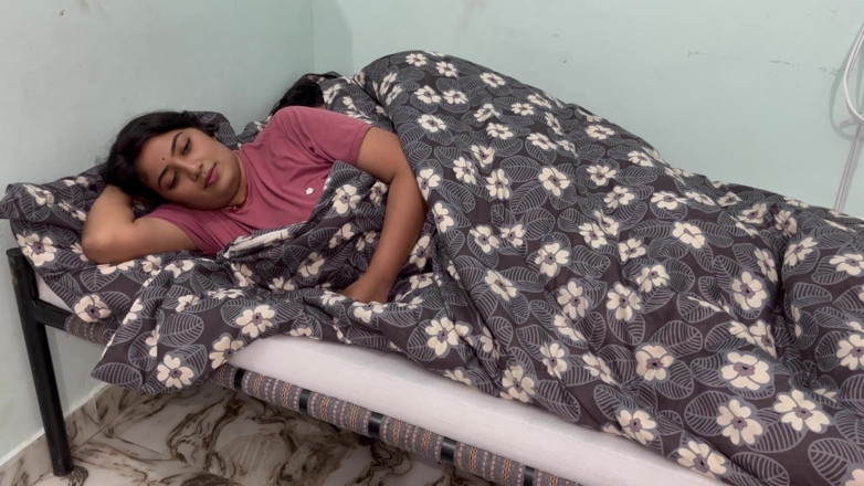 Hotty_ragini: Adik tiri besar marah dengan saya, kami berkongsi katil bujang,...