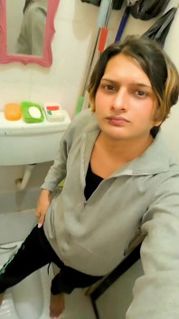 Zoya Shezadi indisches Holi-Festival und in mir in einem meiner Zimmer und Dusche in meinem lila Handtuch