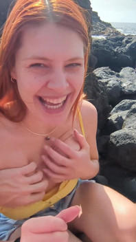 POV: Riskantní venkovní kouření, moje readhead přítelkyně saje mého ptáka na pláži