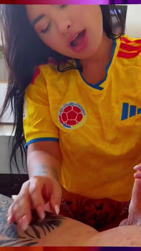 Acest fund mare și excitat adoră să-mi călărească pula în timp ce mă uit la fotbal - Aaroonmush