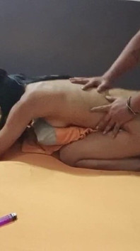 Moja chuda przyrodnia siostra zostaje zerżnięta na pieska przed hotelowym lustrem