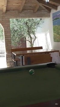 Două lesbiene fierbinți se fut reciproc cu un băț de piscină