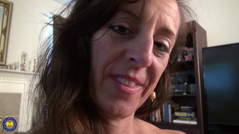 Mature NL: ठाठ परिपक्व महिला tricia thompson अपने हॉट नग्न शरीर को दिखाती है!