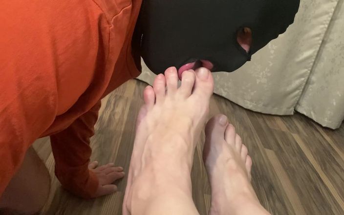 PriyaNaavya: 舔我的继女性感脚