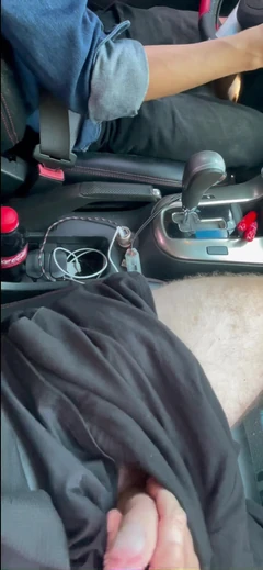 Genç sevimli taksi uber kapma şoförü araba sürerken yolcuya mastürbasyon yaparken yakalıyor ve yardım eli uzatıyor.