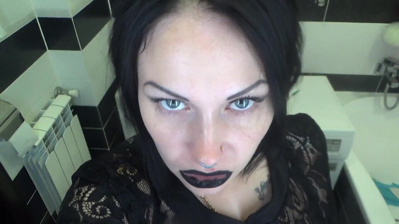 Goddess Misha Goldy: ¡Nos vemos en el baño!