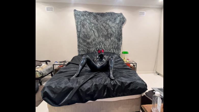 Athos: Activation d’un drone en latex - transformation de masque à gaz en...