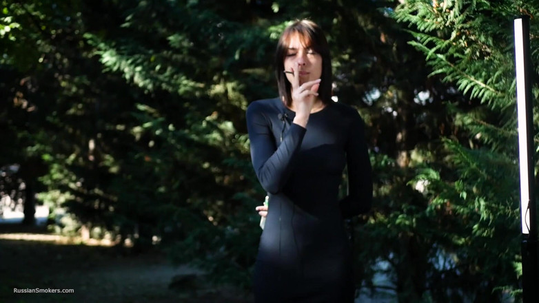 Russian Smokers: Une douce beauté russe sensuelle fume une cigarette à l’extérieur
