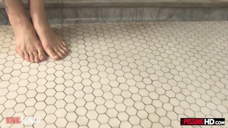 Pissing HD: Amber Rayne, brune mince, devient urinoir humain