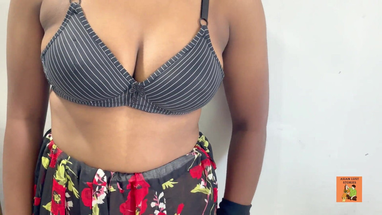 Aathiyaa: Indisches sexy heißes geiles mädchen, das freund ihre rosa muschi...