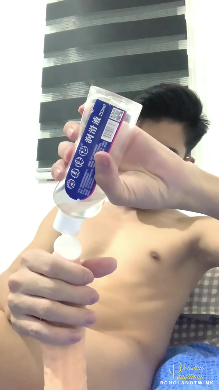 Christian Pangilinan: Geamăn filipinez care se joacă cu vibratorul său