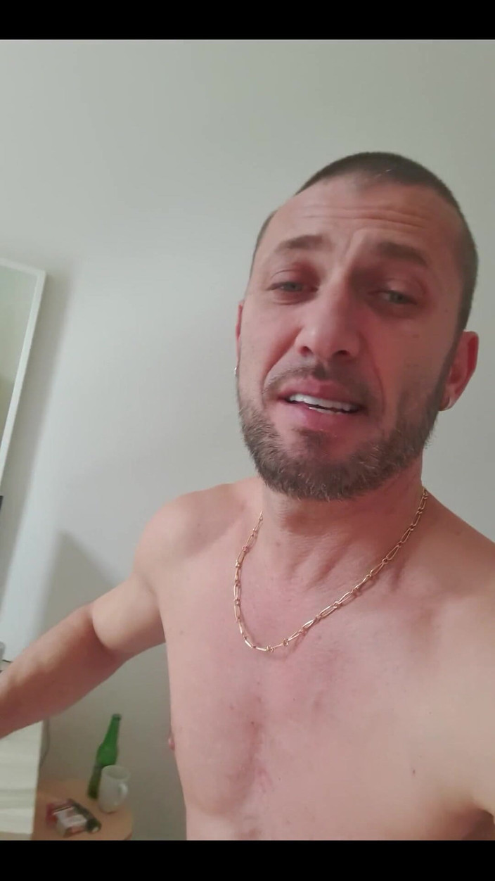 Boy jerking off: Guten Morgen
