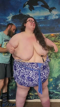 SSBBW dostane pomoc při montáži do těsného plaveckého kostýmu