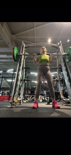 JuiceLussie: Trénování a masturbace v tělocvičně