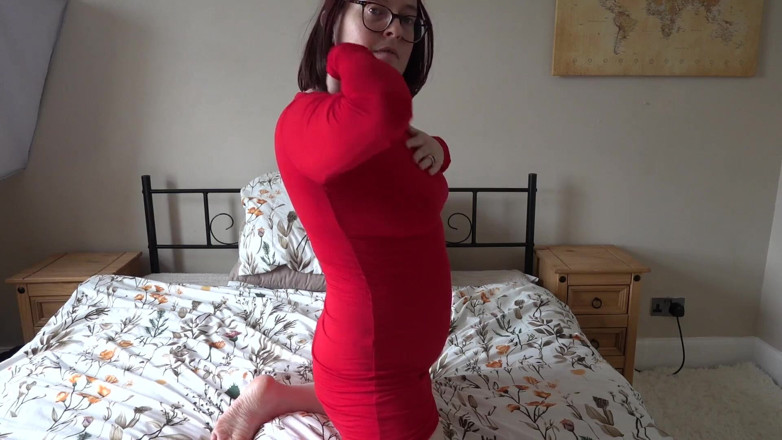 Littlevixen: Vestido vermelho brincando na cama