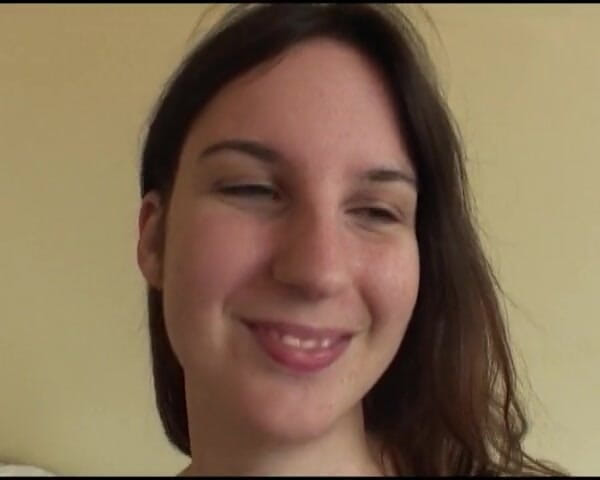 German's Young Babes: Schattige tiener uit Duitsland toont haar harige poesje graag op...