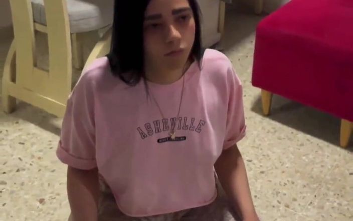 Crisanto999: Menina de 18 anos em seu primeiro pornô