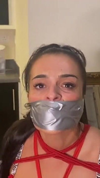 Latina gefesselt und mit einer Klebebandverpackung geknebelt (kleinere Größe)