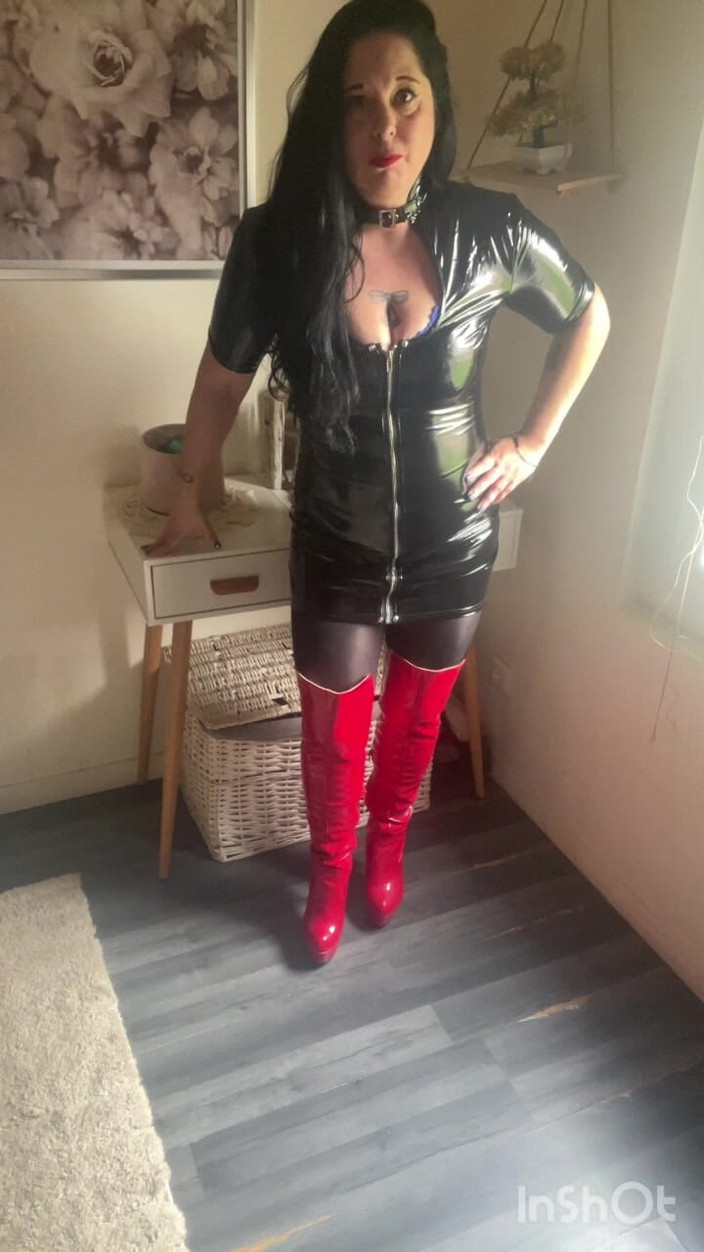 Maitresse Clara: Ești inutil fără mine