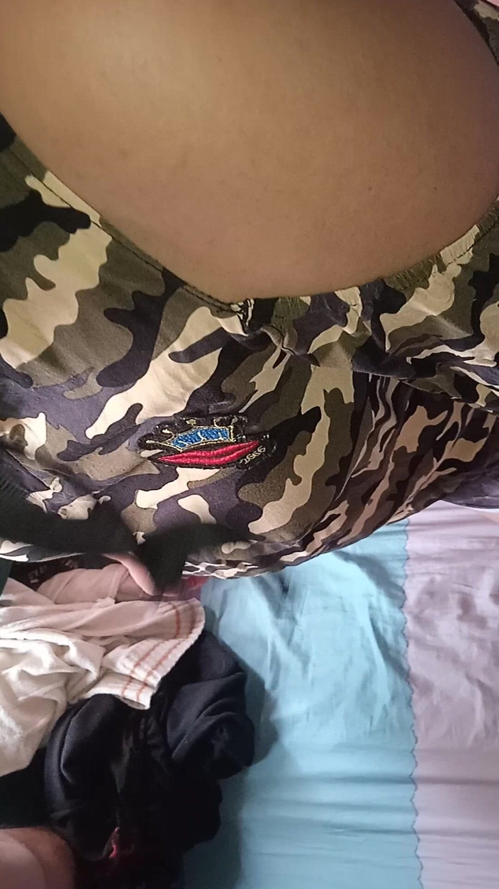 Eatrella j: Poliția militară suge pula