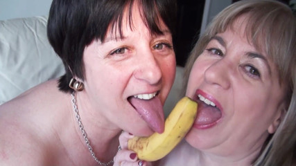 Dirty Doctors Clips - Mature British Lesbians: Hraní s banánem pro dvě sexy zralé ženy