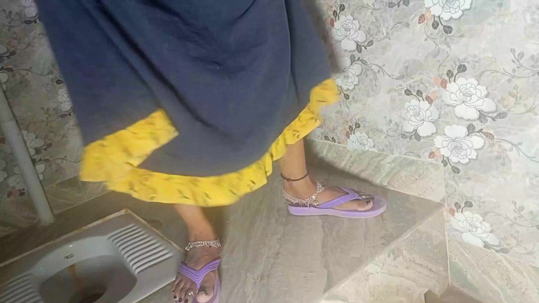 FireeCouple: Compilation di video video della zia indiana bengalese che piscia