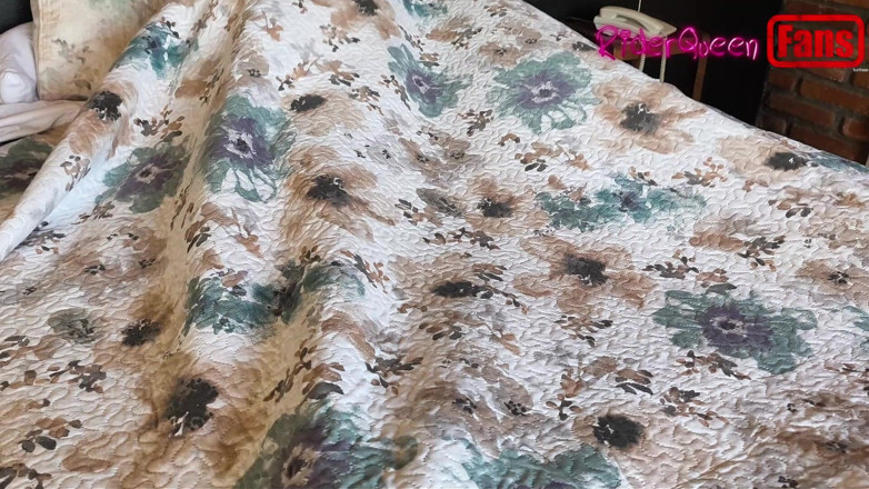 Riderqueen: Video para fanáticos, mi madrastra me sorprendió en la cama