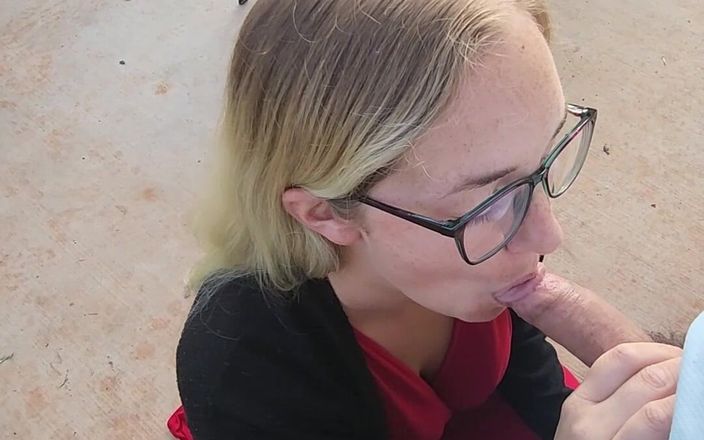 Mama_Foxx94: Quickie ngoài trời: người đẹp ăn mặc màu đỏ thổi kèn!